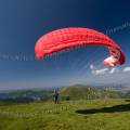 001623 Parapentiste s'apprtant  prendre son envol dans le massif du Sancy (Puy-de-Dme (63), France).
