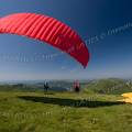 001624 Parapentiste s'apprtant  prendre son envol dans le massif du Sancy (Puy-de-Dme (63), France).