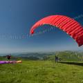 001631 Parapentiste s'apprtant  prendre son envol dans le massif du Sancy (Puy-de-Dme (63), France).
