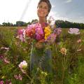 001687 Jeune femme souriante tenant un bouquet de fleurs champtre (Puy-de-Dme (63), France). Image ralise dans une jachre fleurie cre  l'initiative des fdrations de chasseurs et des agriculteurs locaux. Ce type de jachre en plus d'amliorer les paysages, favorise la biodiversit et offre un refuge et des sources de nourriture  une faune varie.
