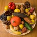 001708 Nature morte compose avec des fruits et des lgumes d'automne, le tout sur un plateau pos sur une table en chne.