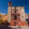 001709 La petite glise de Saint Roque, situe face  une jolie petite place pleine de charme, a t construite au dbut du XVIIIme sicle, vers 1726. Sa faade dfrachie est de style baroque. Sur cette placette, on y ralise depuis 1953, les Entremeses Cervantinos (petites pices de thtre tires de l'?uvre de Miguel Cervants), qui sont  l'origine du Festival International Cervantino depuis 1972 (Guanajuato, Mexique). 
