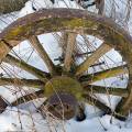 001725 Vieille roue de charrette en bois dlabre et abandonne dans la neige (Puy-de-Dme (63), France).
