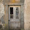 001727 Porte d'entre d'une maison abandonne  Courbanges avec encadrement de pierre basaltique appele aussi 