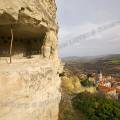 001736 Vue du village de La Roche-Blanche (63670) en contrebas d'une falaise de calcaire aux anciennes habitations troglodytiques (Puy-de-Dme (63), France). Ce calcaire blanc a donn son nom au village.