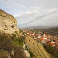 001737 Vue du village de La Roche-Blanche (63670) en contrebas d'une falaise de calcaire aux anciennes habitations troglodytiques (Puy-de-Dme (63), France). Ce calcaire blanc a donn son nom au village.