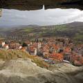 001739 Vue du village de La Roche-Blanche (63670) depuis une ancienne habitation troglodytique (Puy-de-Dme (63), France). Ce calcaire blanc a donn son nom au village.