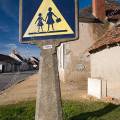001746 Panneau de signalisation routire Michelin (Bannegon  (18210), Cher (18), France). Ds 1908, Michelin produit et installe en France des panneaux indicateurs, panneaux de signalisation, de danger, de priorit et de prudence. Ces ?poteaux Michelin?,  ?panneaux muraux? et 