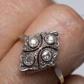 001749 Bague en or et platine, avec chaton comprenant 4 diamants ronds, enfile sur un annulaire.