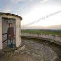 001762 Jeune femme en proie au vertige une fois arrive au sommet d'un chteau d'eau (Cher (18), France). A l'horizon s'tend la Champagne Berrichonne.