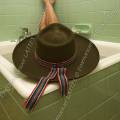 001778 Homme coiff d'un chapeau de cowboy prenant un bain dans une petite baignoire sabot.