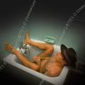 001780 Homme coiff d'un chapeau de cowboy prenant un bain dans une petite baignoire sabot.